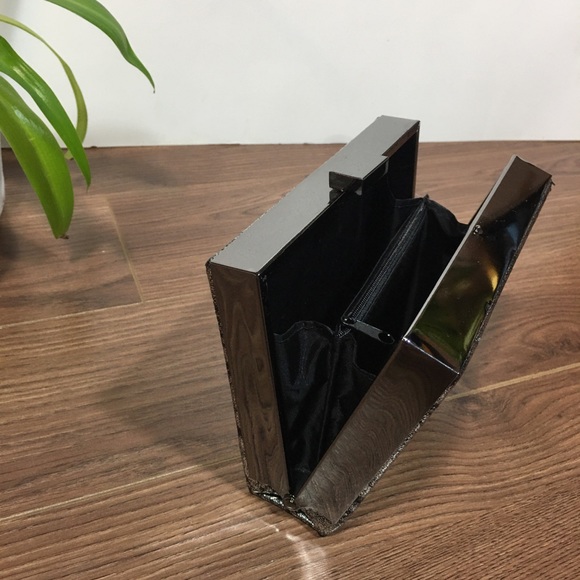 🌻 Faux Snake Skin Square Clutch🌻 - Picture 4 of 6